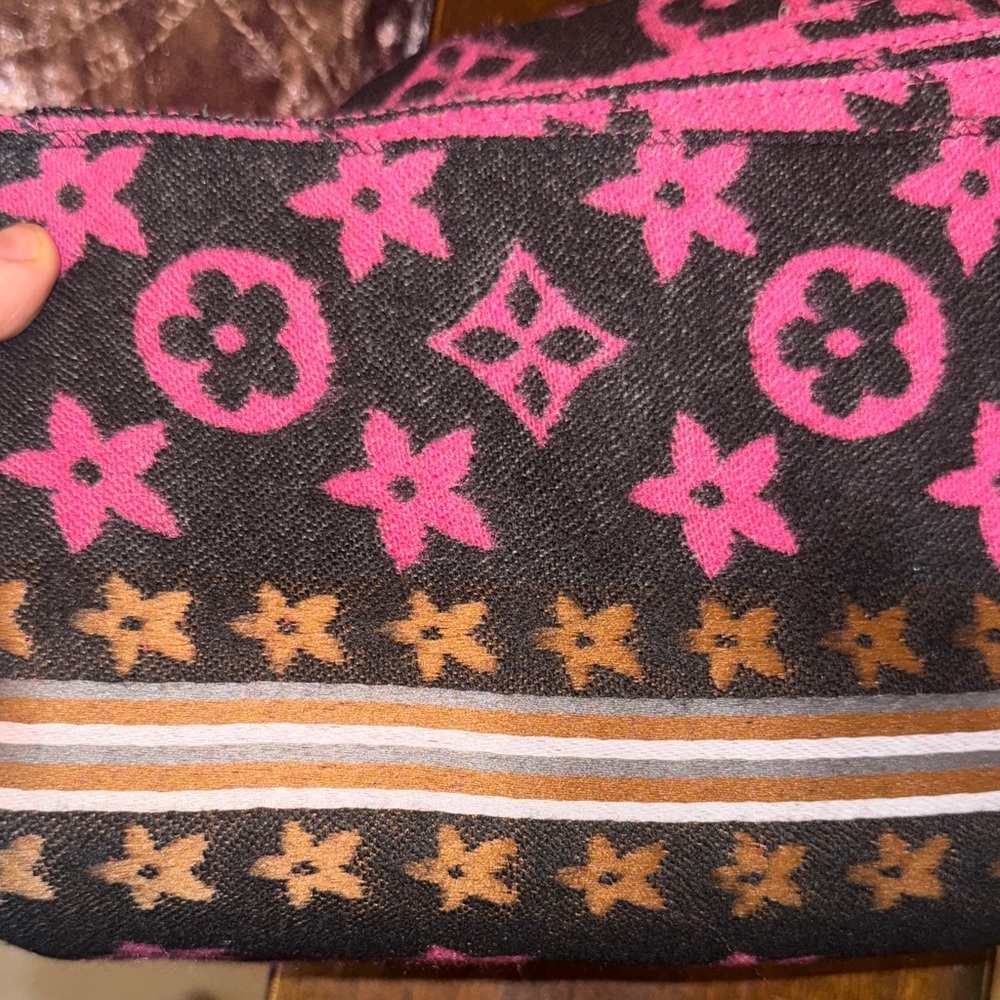 Pink Patterned Shawl - Picture 14 of 15